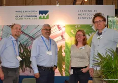 Gerben Wesselink en Marjolein Kruidhof van Wageningen University & Research samen met Simon Foster en Paco Lozano van Biobest Group.